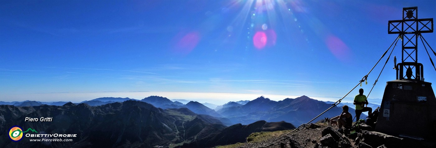 63 Panoramica dal Tre Signori su Prealpi ed Alpi.jpg